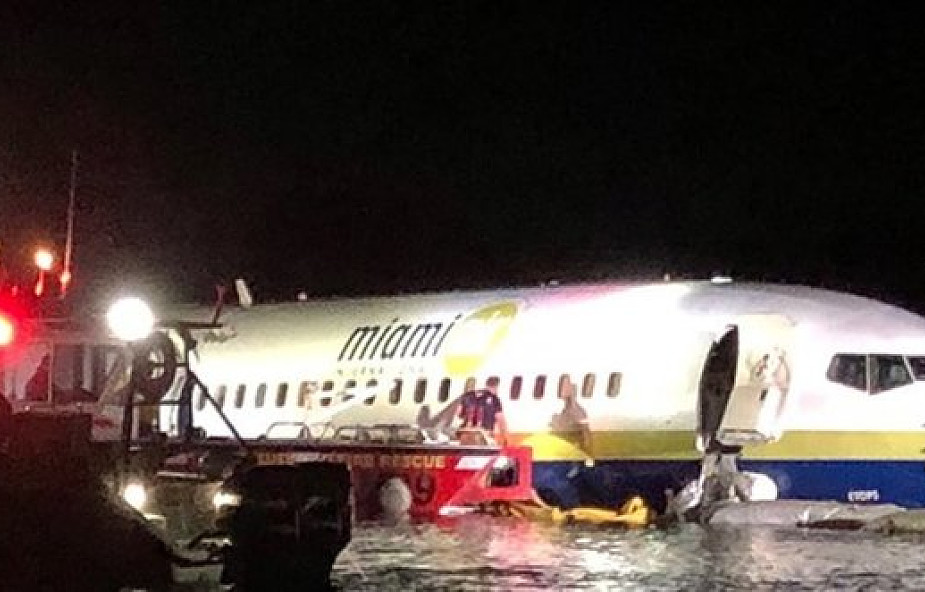 USA: Boeing wypadł z pasa startowego i wpadł do rzeki; 21 osób rannych