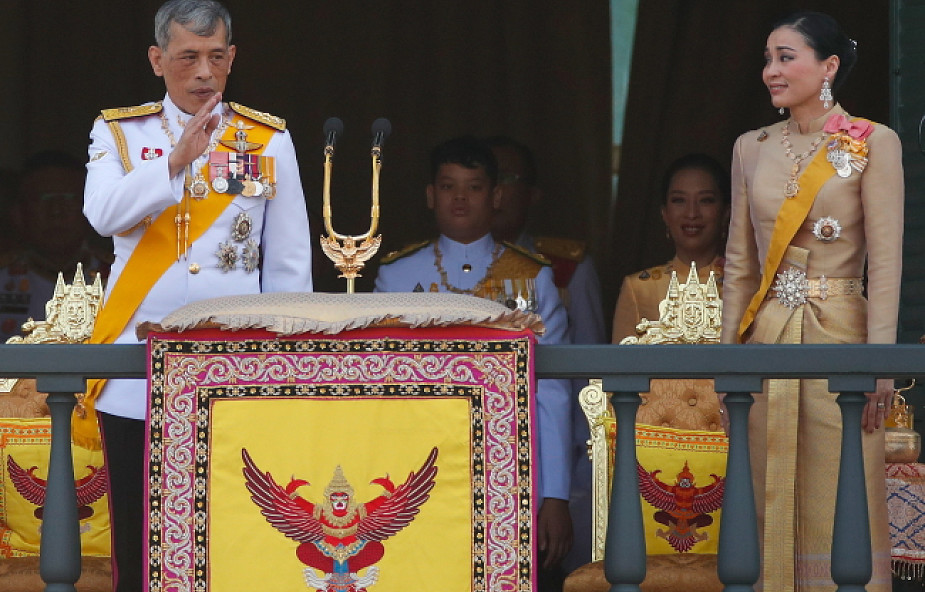 By przywitać króla, wszyscy ubrali się na żółto. Nowy król Tajlandii przemówił z balkonu pałacu królewskiego