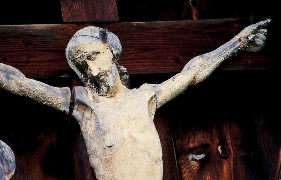 Profanacja w katedrze: podeptali krzyż i wlali alkohol do kropielnicy