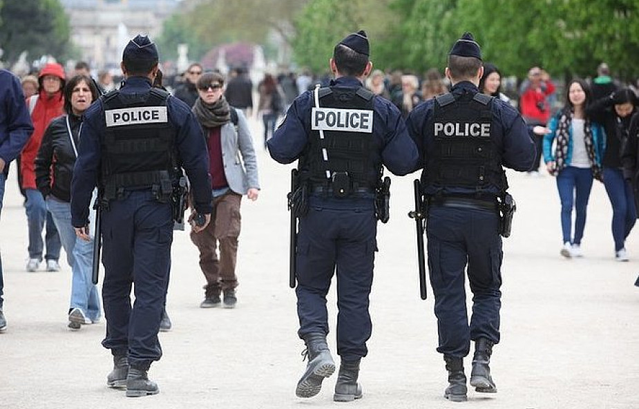 Francja: 17-letni napastnik uwięził kobiety w sklepie kobiety, trwają negocjacje