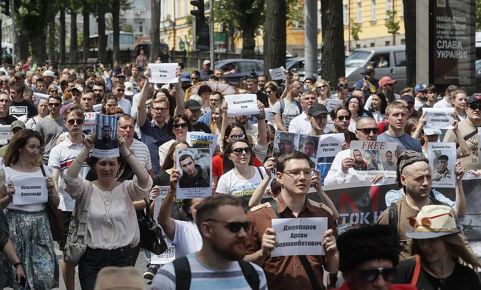 Ukraina: w Kijowie marsz rodzin jeńców i więźniów politycznych - zdjęcie w treści artykułu nr 1