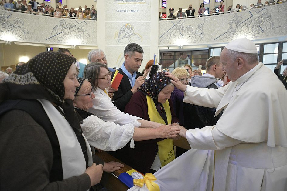 Papież w Jassach modlił się przy relikwiach męczennika czasów komunizmu - zdjęcie w treści artykułu