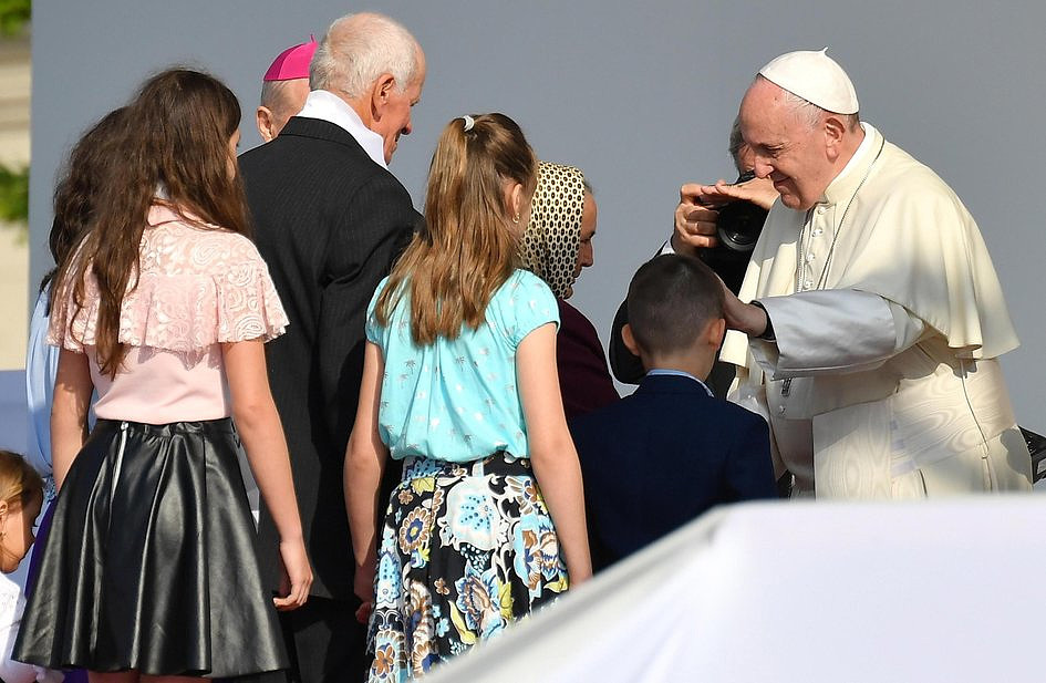 Franciszek podczas spotkania z młodzieżą i rodzinami: kochajcie dzieci miłością, jaką miłuje je Bóg - zdjęcie w treści artykułu nr 2