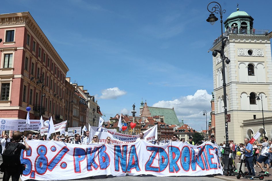Warszawa: lekarze demonstrowali ws. zwiększenia dofinansowania publicznej ochrony zdrowia - zdjęcie w treści artykułu