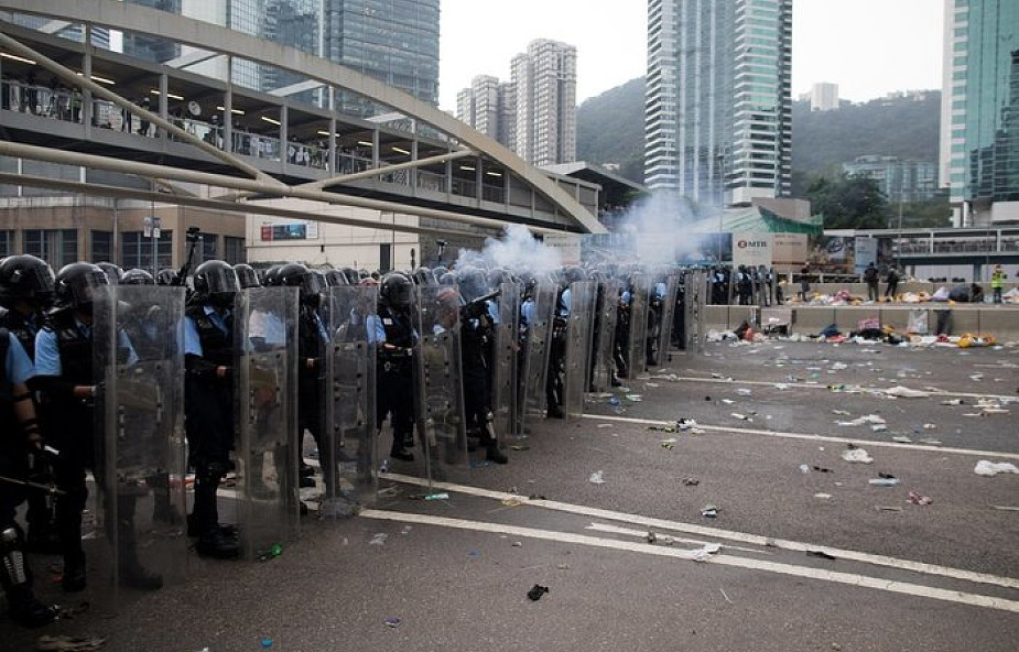 W Hongkongu starcia sił bezpieczeństwa z demonstrantami; policja użyła gazu łzawiącego