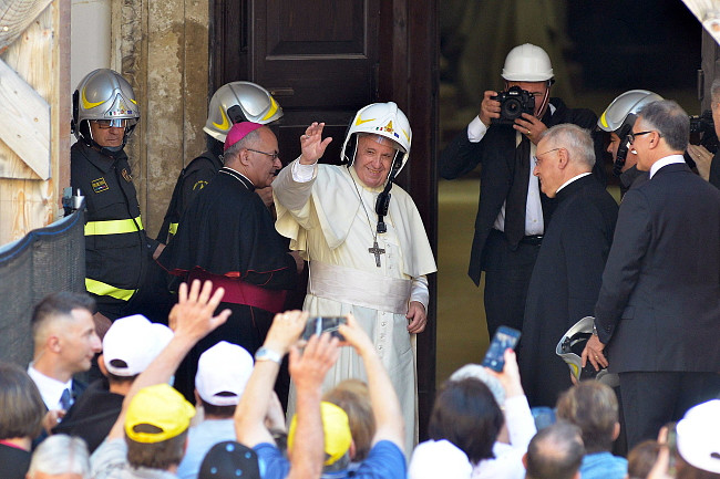 Franciszek ma nowe nakrycie głowy. Po co papieżowi kask? - zdjęcie w treści artykułu nr 4