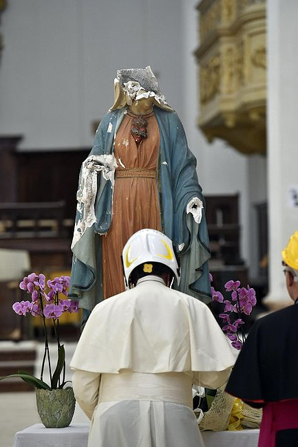 Franciszek ma nowe nakrycie głowy. Po co papieżowi kask? - zdjęcie w treści artykułu nr 1