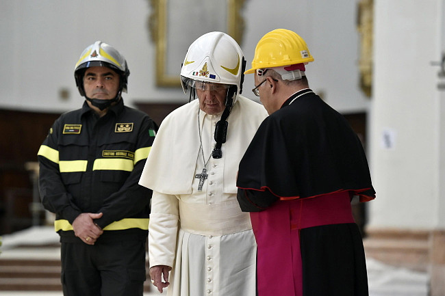 Franciszek ma nowe nakrycie głowy. Po co papieżowi kask? - zdjęcie w treści artykułu