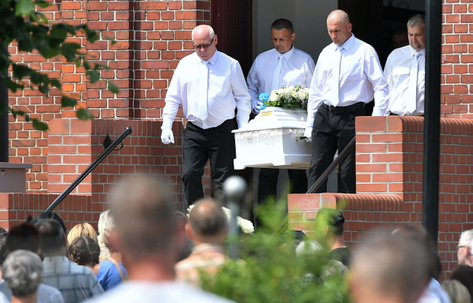 Dolnośląskie: pogrzeb 10-letniej Kristiny na cmentarzu w Żarowie