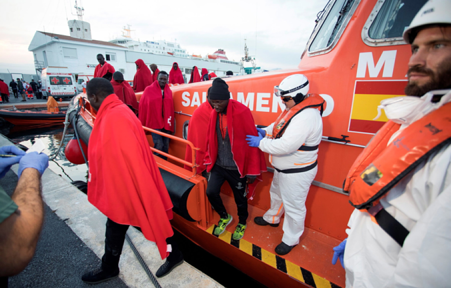 Statek z 42 migrantami stoi naprzeciwko portu na wyspie Lampedusa