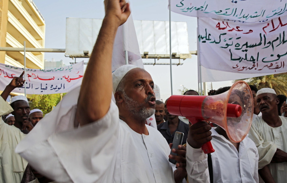 Sudan: tysiące protestujących zablokowało drogi. W centrum stolicy trwają walki ze służbą bezpieczeństwa