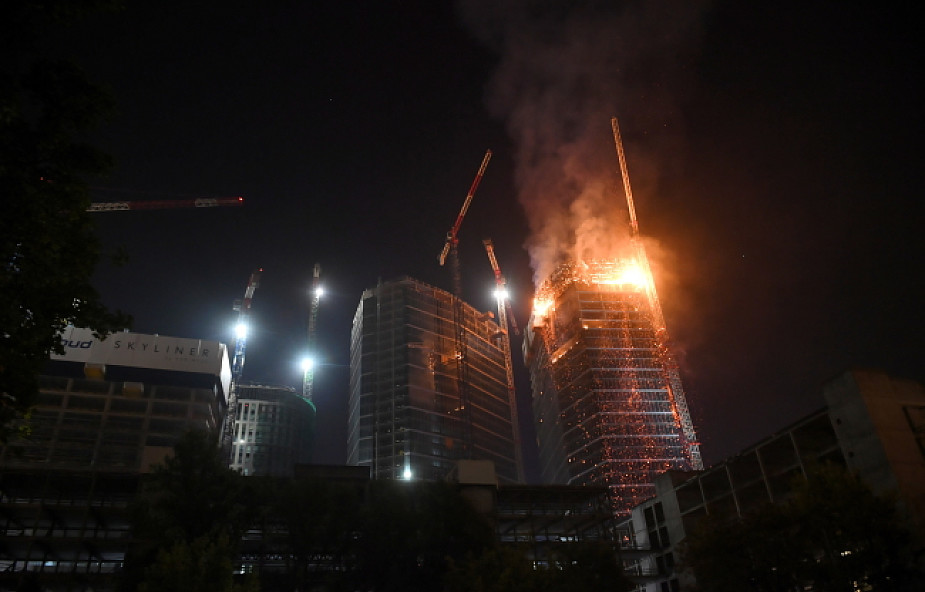 Warszawa: 130 strażaków gasiło nieukończony wieżowiec The Warsaw Hub