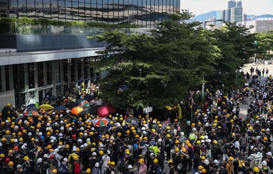 Hongkong: demonstranci usiłują wedrzeć się do siedziby parlamentu