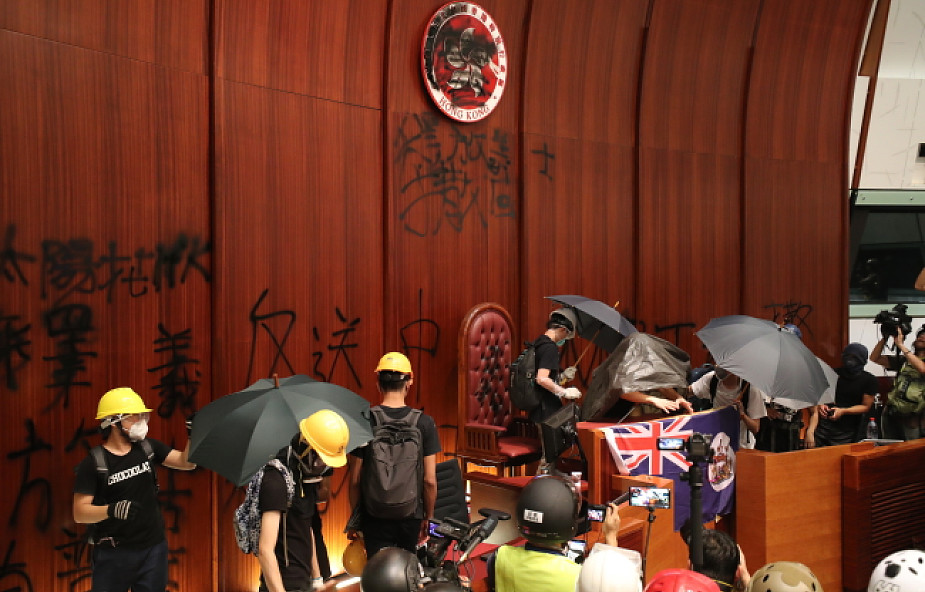 Hongkong: grupa protestujących wdarła się do siedziby parlamentu