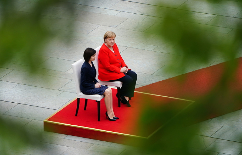 Merkel znów siedziała podczas odgrywania hymnów