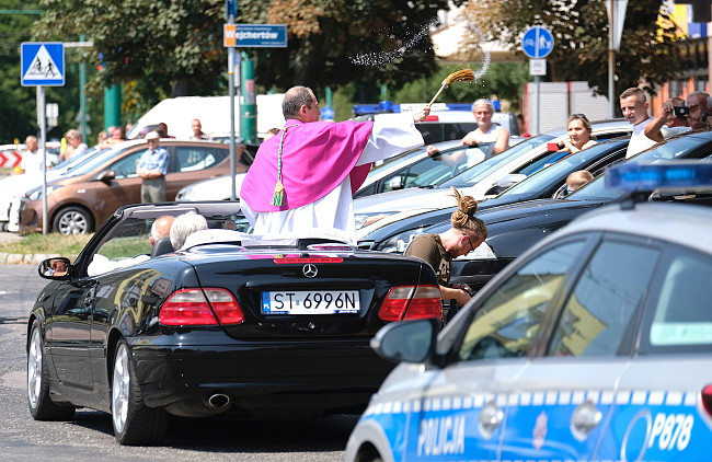 Tychy: biskup w kabriolecie święcił pojazdy [FOTO] - zdjęcie w treści artykułu