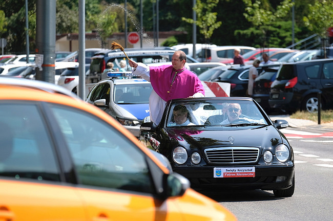 Tychy: biskup w kabriolecie święcił pojazdy [FOTO] - zdjęcie w treści artykułu nr 1