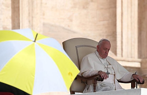 Kard. Parolin: Papież radzi sobie z problemami z wielkim pokojem