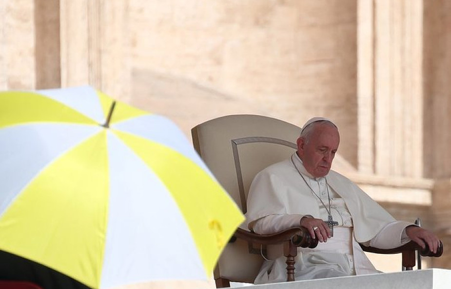 Kard. Parolin: Papież radzi sobie z problemami z wielkim pokojem