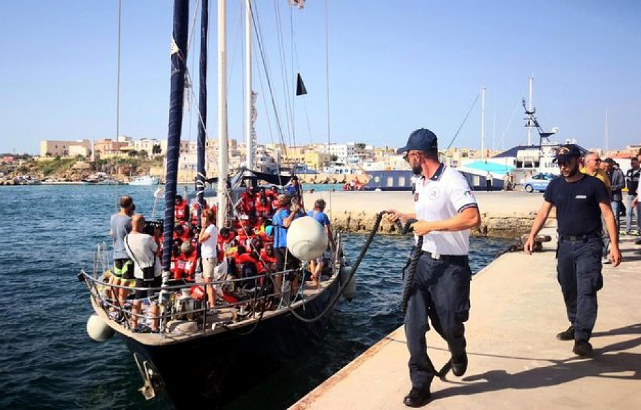 Włochy: żaglowiec z migrantami zawinął na Lampedusę