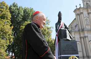 Warszawa: kard. Nycz modlił się przy pomniku prymasa Wyszyńskiego