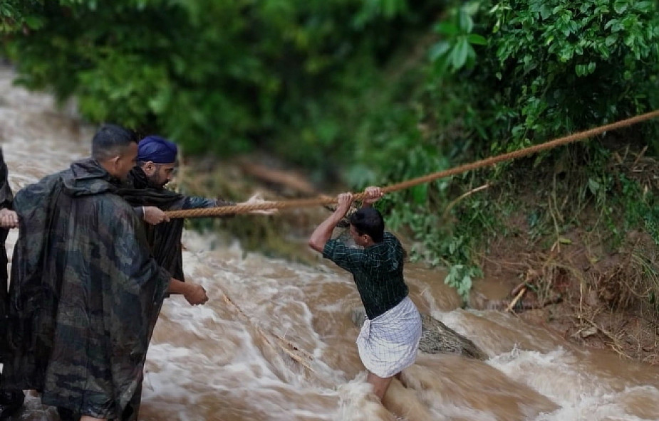 Indie: do 93 wzrosła liczba ofiar śmiertelnych powodzi na południu kraju
