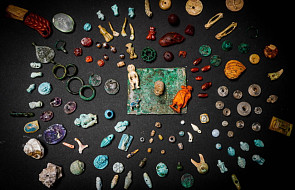 Znaleziono "skarb wróżki". To  dziesiątki amuletów, mających odstraszać złe moce