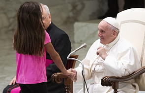 Do papieża podczas audiencji podeszła dziewczynka. Jego reakcja zaskoczyła wszystkich [WIDEO]