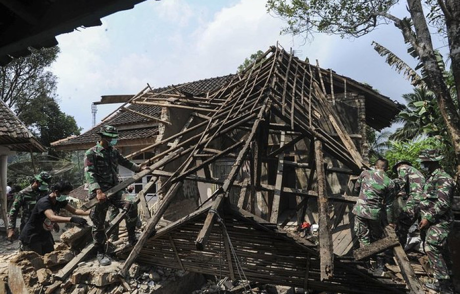 Indonezja: około tysiąc osób ewakuowano po silnym trzęsieniu ziemi