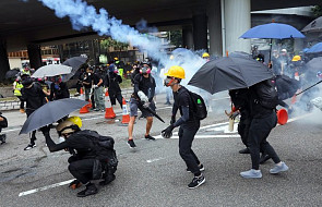 Hongkong: policja użyła armatek wodnych i gazu łzawiącego