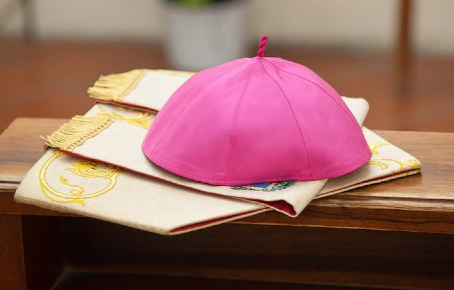 Czy ksiądz z chwilą przyjęcia sakry biskupiej staje się nieomylny?
