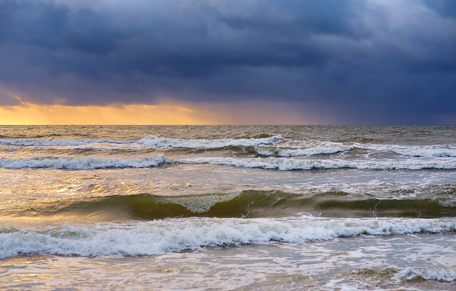 Pomorze: sztormowa pogoda na Morzu Bałtyckim utrzyma się jeszcze przez kilka dni