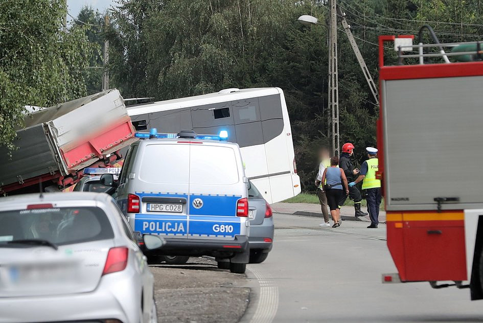 Małopolskie: jedna osoba nie żyje, 33 są ranne, w tym 7 ciężko, po wypadku koło Nowego Sącza - zdjęcie w treści artykułu