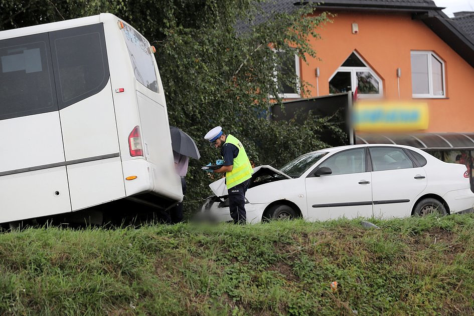 Małopolskie: jedna osoba nie żyje, 33 są ranne, w tym 7 ciężko, po wypadku koło Nowego Sącza - zdjęcie w treści artykułu nr 1