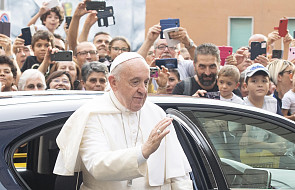 Papież z niezapowiedzianą wizytą w ośrodku dobroczynnym pod Rzymem. Towarzyszy mu Andrea Bocelli