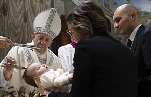 Watykan: papież ochrzcił 32 niemowląt [ZDJĘCIA]