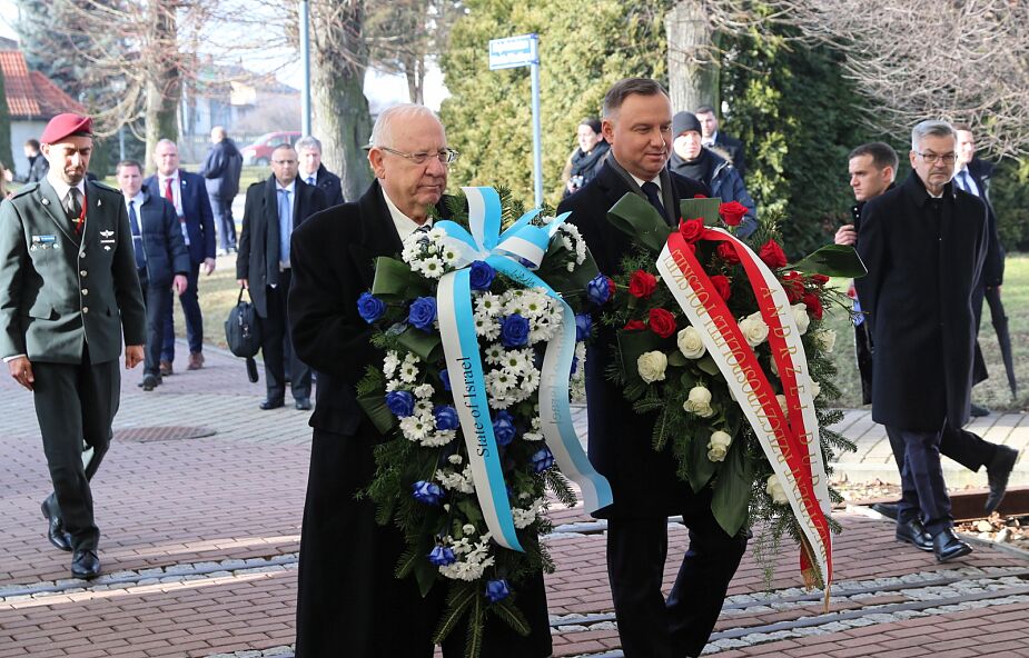 Oświęcim: byli więźniowie i prezydent RP złożyli kwiaty na terenie byłego obozu Auschwitz I