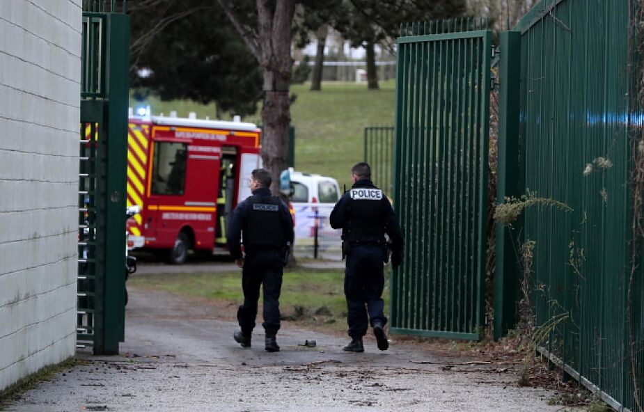 Atak nożownika pod Paryżem, napastnik zabity przez policję