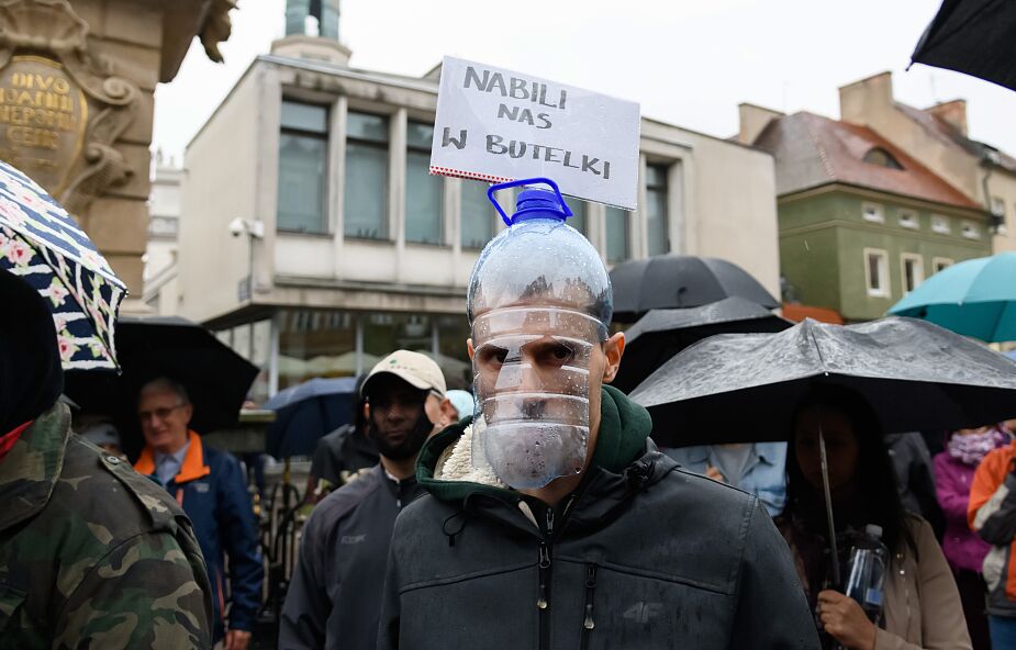 Gdańsk: rozwiązana manifestacja tzw. antycovidowców, policja użyła gazu pieprzowego