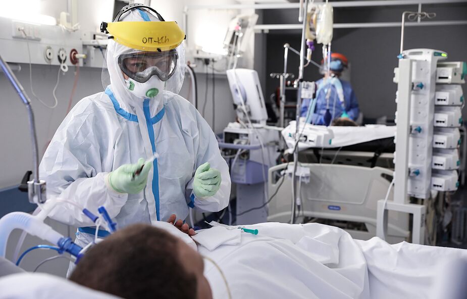 MZ: z powodu koronawirusa w szpitalach przebywa 4725 osób i 346 pod respiratorami