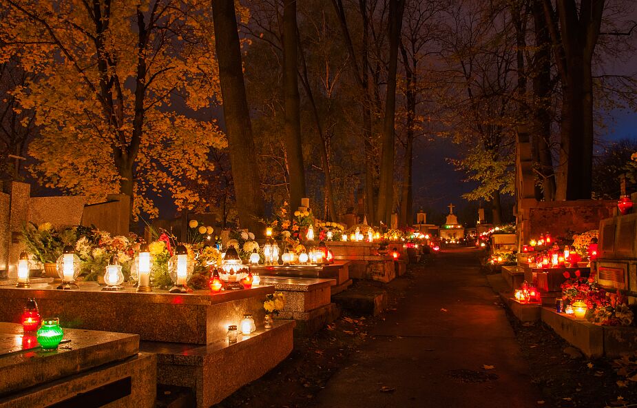 Archidiecezja warszawska: 1 listopada bez procesji po cmentarzach; modlitwa za zmarłych w kościołach