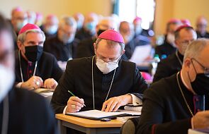 Epidemia się rozpędza. Co zrobią polscy biskupi?