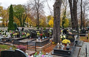 Wielkopolskie: Po decyzji premiera zwiększony ruch na cmentarzach