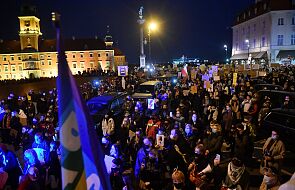 Warszawa: Tysiące ludzi na ulicach; protestujący ws. decyzji TK dot. aborcji ruszyli w stronę centrum