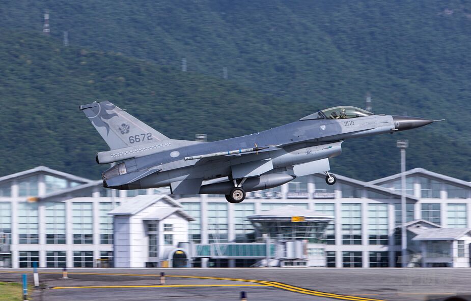 Tajwan: w trakcie ćwiczeń zaginął myśliwiec F-16