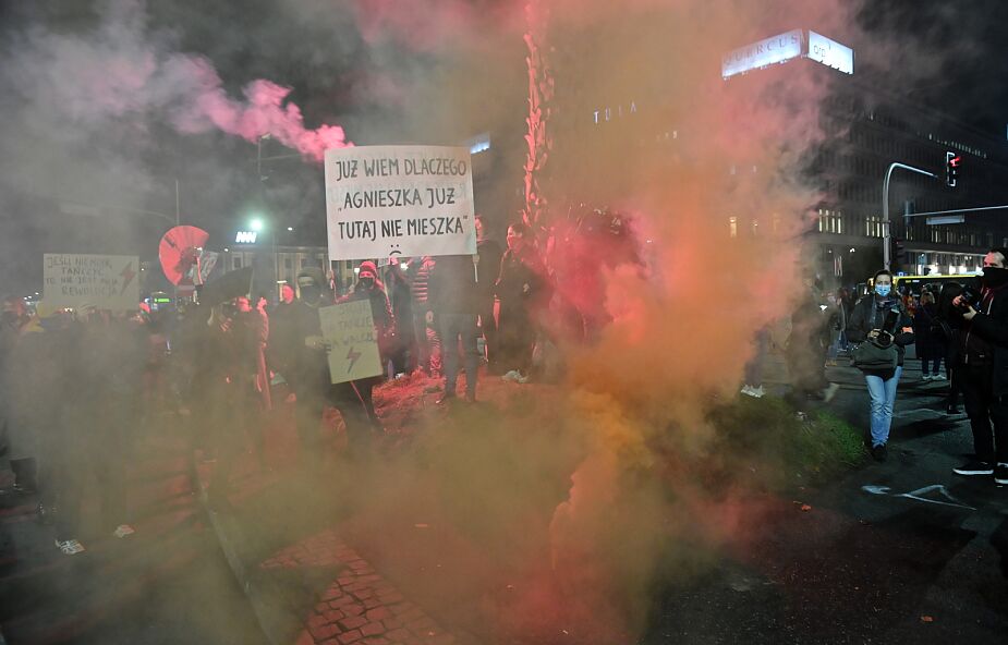 Warszawa: policja zablokowała przemarsz i wezwała protestujących do rozejścia się