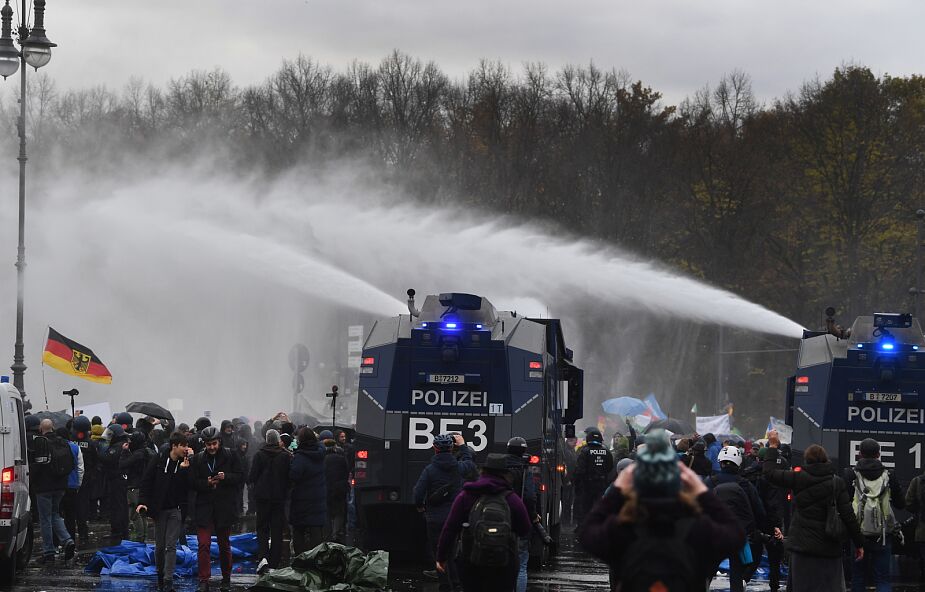 Niemcy: starcia między koronasceptykami i policją w Berlinie; "niezwykle agresywny nastrój"