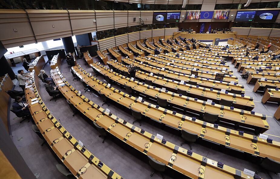 Parlament Europejski dyskutuje o mechanizmie dot. praworządności. Największe grupy za, EKR przeciwko
