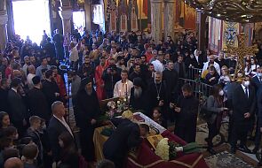 Całowali ręce zmarłego na koronawirusa biskupa. Setki wiernych zakażone