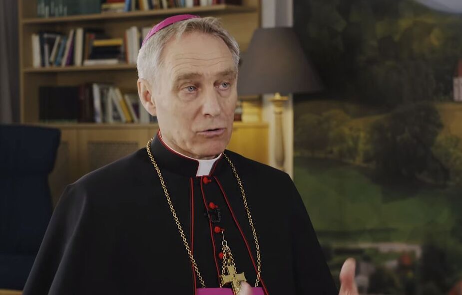 Abp Gänswein pogodzony z decyzją papieża Franciszka